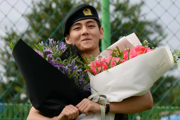 V recibió rosas a su salida de una de las bases del ejército de Seúl / AFP