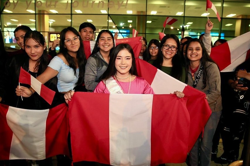 Kyara Villanella fue recibida por una comitiva en el aeropuerto que la despidió deseándole lo mejor para el certamen que se realizará en Colombia/Foto: Instagram