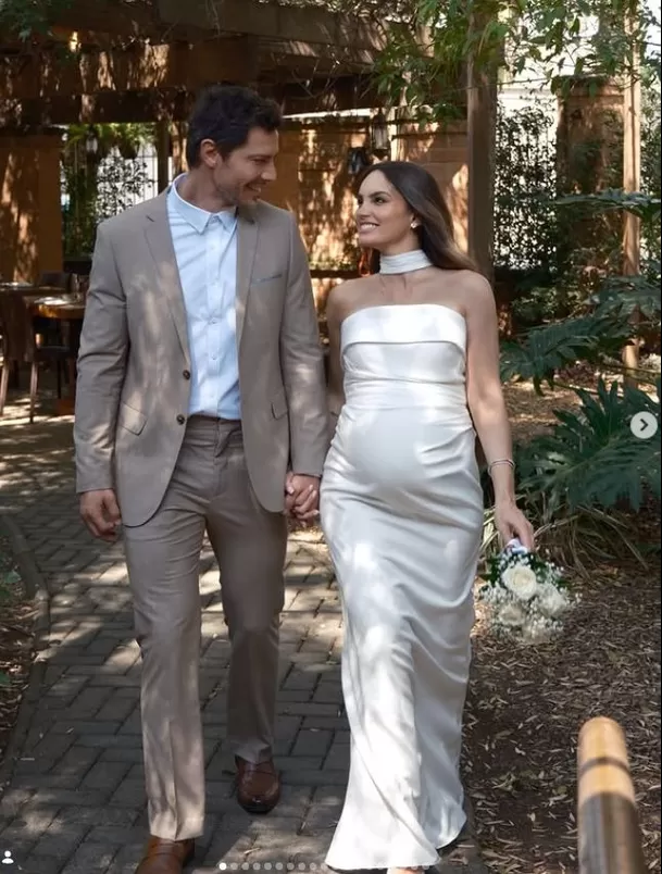 Carol Reali mostró de cerca las alianzas que diseñó junto a André Bankoff para celebrar su matrimonio y la llegada de su primer bebé. La joya de la influencer destaca por sus tres diamantes. Video: Instagram @carolreali Carol Reali mostró de cerca las alianzas que diseñó junto a André Bankoff para celebrar su matrimonio y la llegada de su primer bebé. La joya de la influencer destaca por sus tres diamantes. Video: Instagram @carolreali