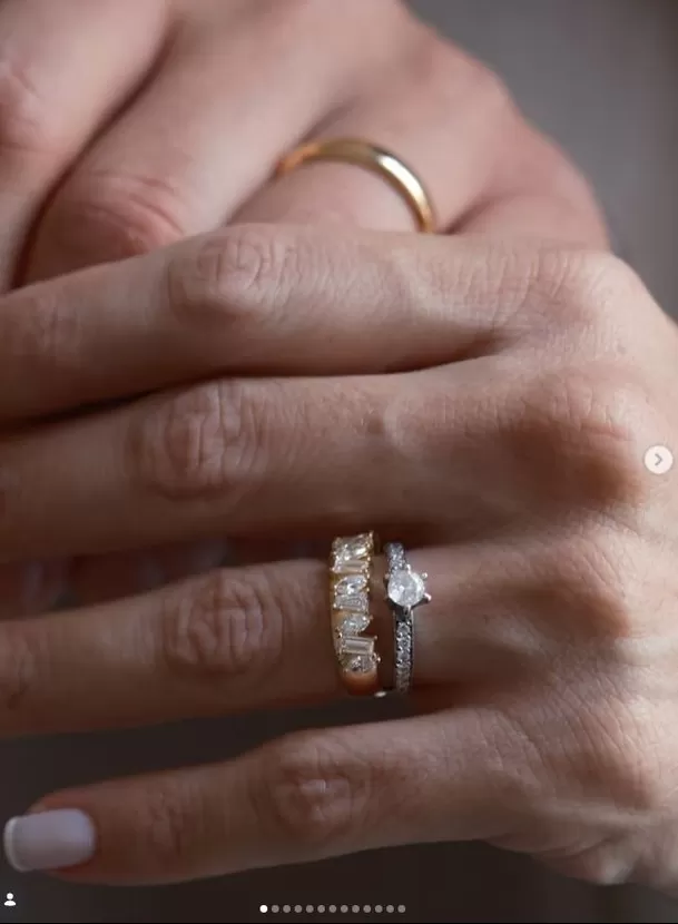 Carol Reali mostró de cerca las alianzas que diseñó junto a André Bankoff para celebrar su matrimonio y la llegada de su primer bebé. La joya de la influencer destaca por sus tres diamantes Carol Reali mostró de cerca las alianzas que diseñó junto a André Bankoff para celebrar su matrimonio y la llegada de su primer bebé. La joya de la influencer destaca por sus tres diamantes