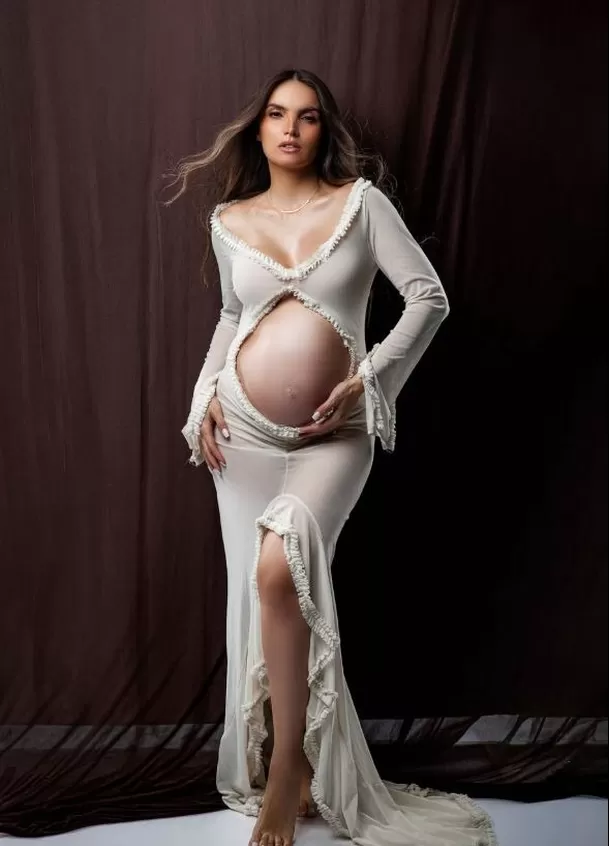 Cachaza reaparece tras su boda y sorprende con sesión de embarazo. Foto: IG @carolreali Cachaza reaparece tras su boda y sorprende con sesión de embarazo. Foto: IG @carolreali