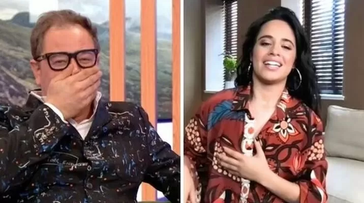 Camila Cabello sufre vergonzoso momento tras percance con su vestuario durante entrevista. Fuente: Captura de pantalla/The One Show Camila Cabello sufre vergonzoso momento tras percance con su vestuario durante entrevista. Fuente: Captura de pantalla/The One Show