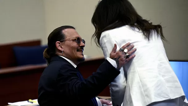 Johnny Depp y su abogada Camille Vasquez (BRENDAN SMIALOWSKI/AFP)