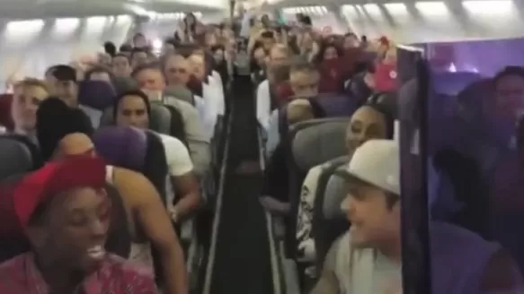 Elenco del musical del ‘Rey León’ sorprendieron a pasajeros de un avión con flashmob