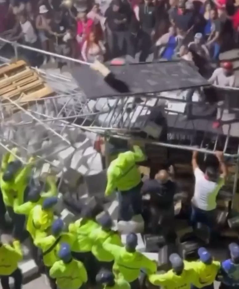 Una turba de personas intentaron ingresar por la fuerza al estadio Monumental en Simón Bolívar, Caracas en Venezuela al concierto de Karol G/Foto: Instagram 