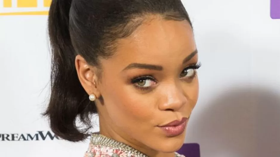 Rihanna fue captada en bata y con una pistola en mano. Foto: AFP