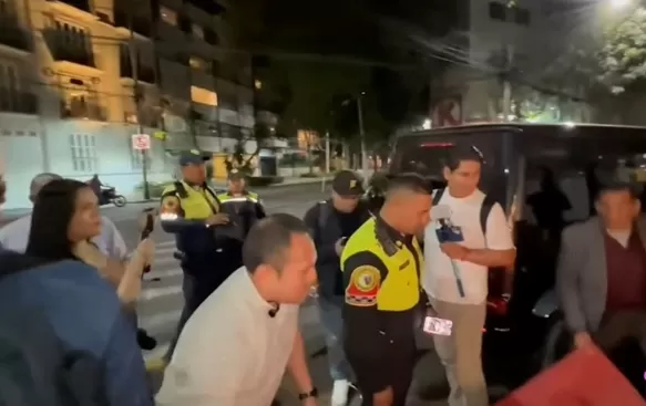 La policía mexicana llegó al local de Nicola Porcella, para constatar que el actor no incumpla las normas de salubridad debido a que había un nido de cucarachas muy cerca de la puerta/Foto: Chisme No Like