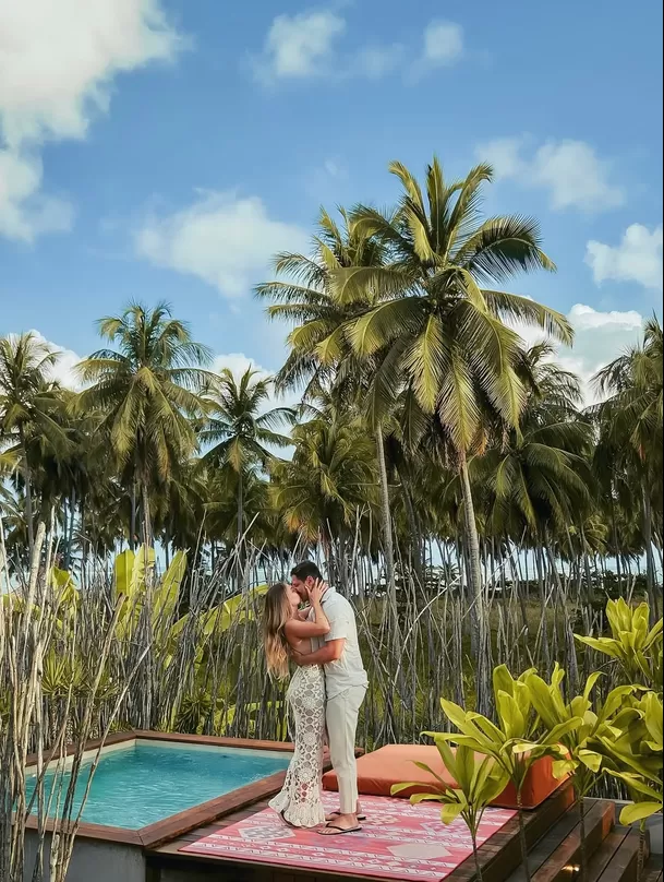 Carol Reali y André Bankoff se comprometieron en septiembre de 2025 durante un viaje a Porto de Pedras, en el estado de Alagoas, Brasil / IG: @carolreali