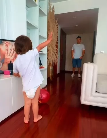 Pequeño jugando con su papá  | Captura: Instagram