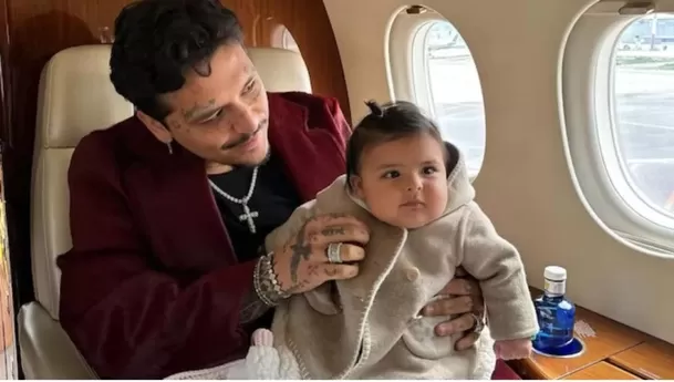 Christian Nodal junto a su hija Inti. Fuente: Instagram