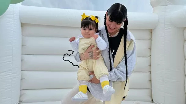 Cazzu junto a su hija Inti durante su cumpleaños. Fuente: Instagram Cazzu junto a su hija Inti durante su cumpleaños. Fuente: Instagram