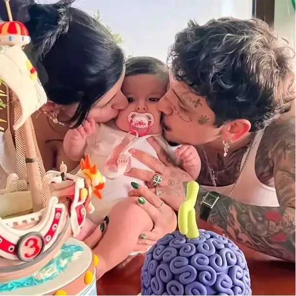 Cazzu junto a su hija Inti y Nodal. (Instagram)