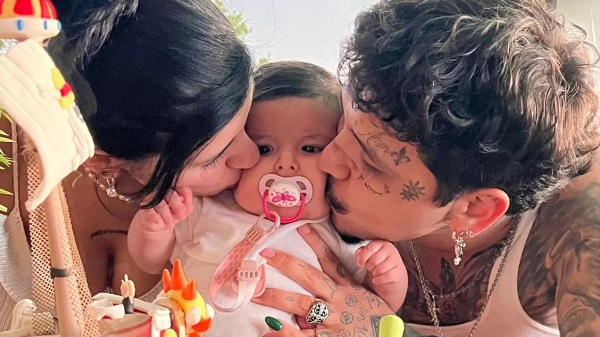 Cazzu y Christian Nodal junto a su hija Inti. Fuente: Instagram