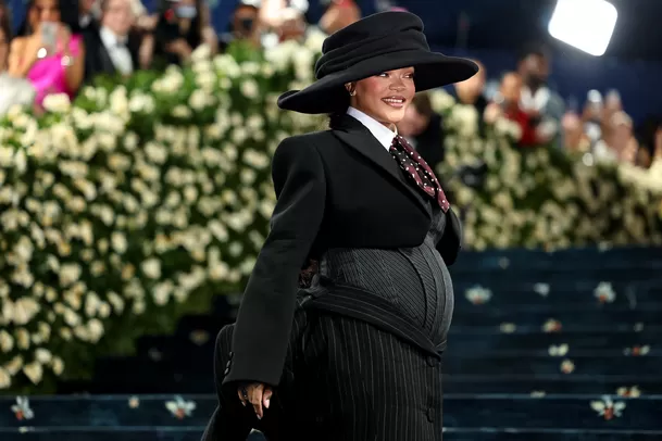 Rihanna reveló su tercer embarazo en la Met Gala 2025. Foto: AFP