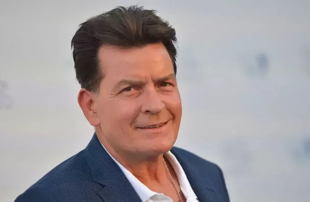 El documental aka Charlie Sheen relata sus escándalos, adicciones, VIH y sobriedad con detalle y sinceridad /AFP