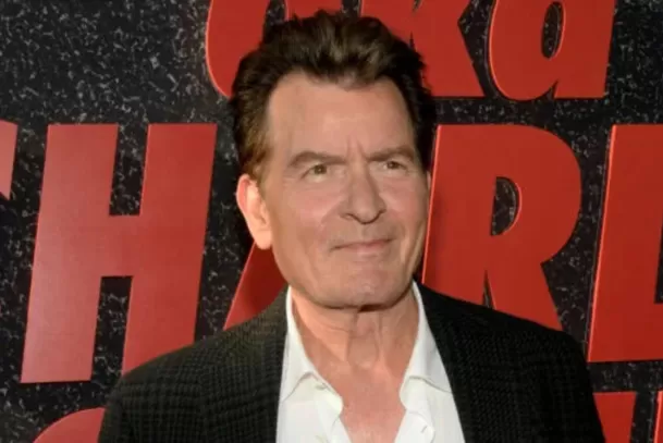  Charlie Sheen confiesa que tuvo relaciones sexuales con hombres / AFP