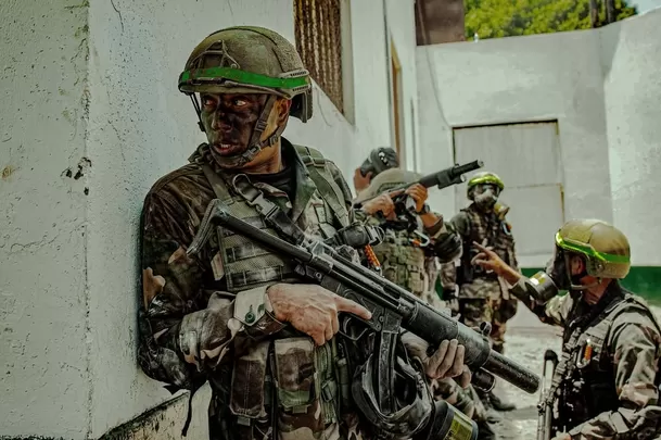 El Ejército Peruano en la operación Chavín de Huántar para rescatar a los rehenes del MRTA en la casa del embajador de Japón en abril de 1997 / Instagram El Ejército Peruano en la operación Chavín de Huántar para rescatar a los rehenes del MRTA en la casa del embajador de Japón en abril de 1997 / Instagram