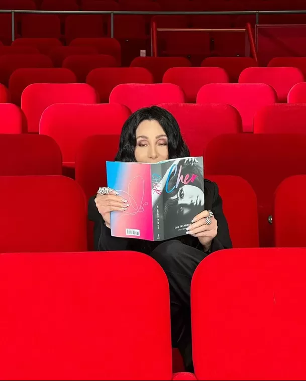 Cher lanzó su libro 'Cher: The Memoir, Part One', en el cual revela detalles de su vida privada. Fuente: Instagram