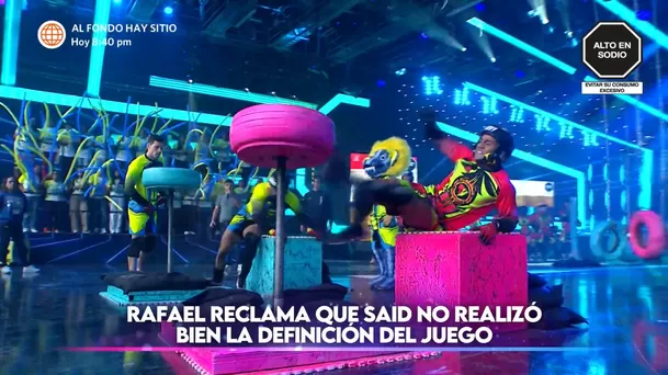 Said Palao cometió un error al apoyar los pies en el suelo durante este juego. Fuente: AméricaTV Said Palao cometió un error al apoyar los pies en el suelo durante este juego. Fuente: AméricaTV