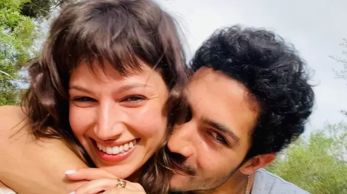 Ambos se conocieron en 2015 durante el rodaje de la serie La embajada, donde hacían de pareja. Ambos se conocieron en 2015 durante el rodaje de la serie La embajada, donde hacían de pareja.