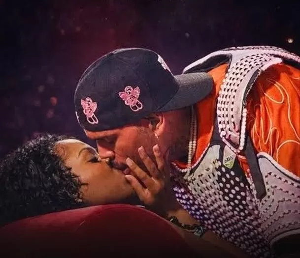 Chris Brown besó apasionadamente a una mujer casada enpleno concierto / TikTok