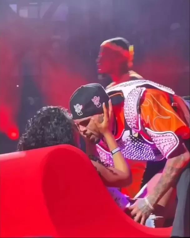 Chris Brown subió a una joven al escenario para la ya tradicional dinámica del sofá / Tiktok
