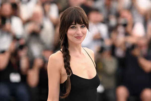 Dakota Johnson "devastada" por alejarse de los hijos de Chris Martin, informó una fuente / AFP