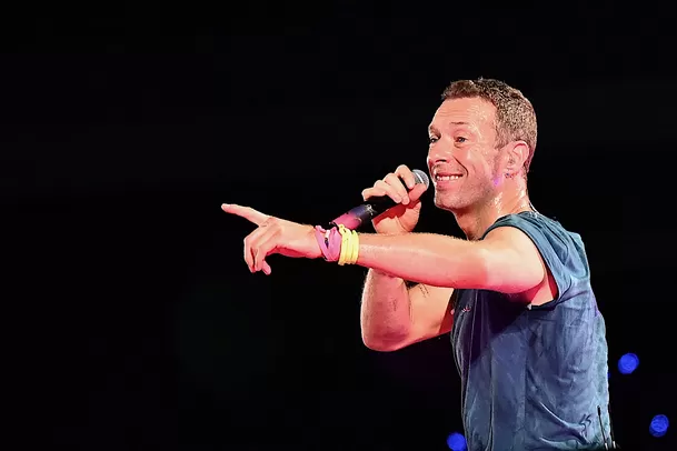 Chris Martin, vocalista de la banda Coldplay, volvió a la fila de los solteros tras el fin de su compromiso con Dakota Johnson / AFP