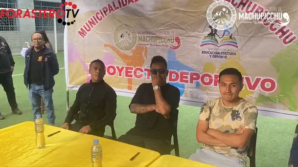 Cueva participó de una firma de autógrafos en Machu Picchu. Fuente: Facebook