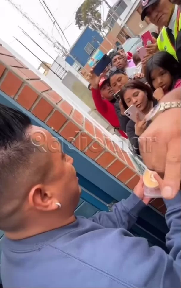 Christian Cueva repartió ceviche en su debut como cantante/Foto: Instagram/Radiomar