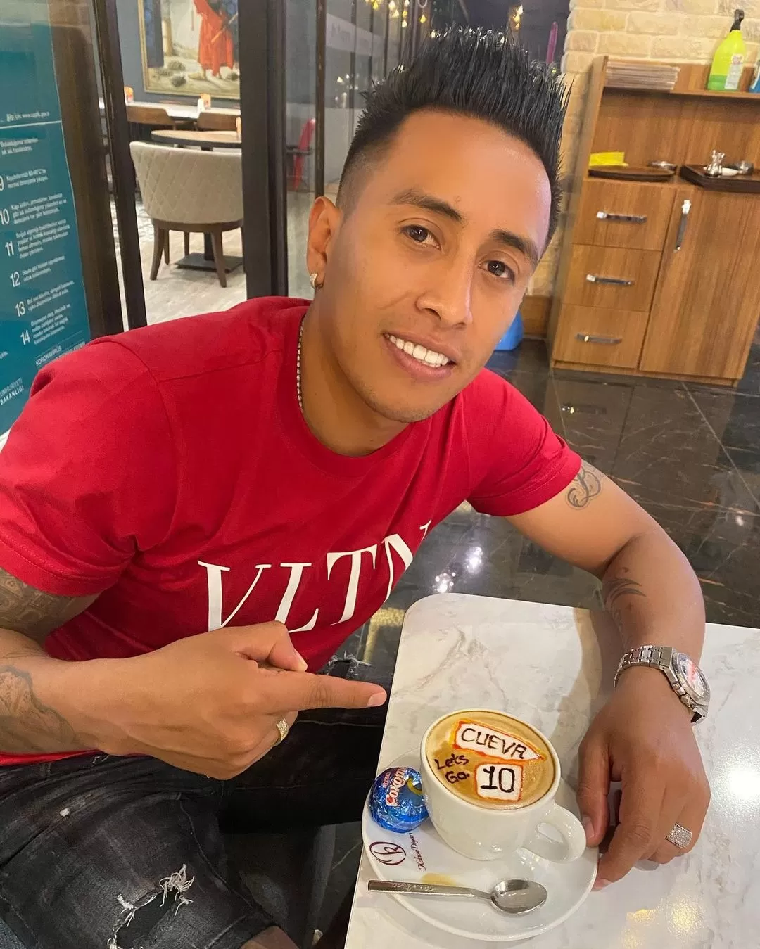 Christian Cueva se lanzaría como cantante con el Grupo 5. Fuente: Instagram