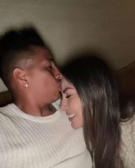 Christian Cueva se acercó a Pamela López en la oscuridad de la sala de cine. Fuente: Instagram