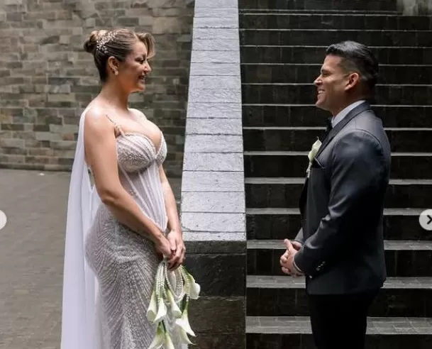 La pareja fue captada en el aeropuerto poco después de celebrar su matrimonio civil. Foto: @joselaraweddings