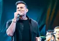 Christian Domínguez sorprende al aparecer con el cabello rapado