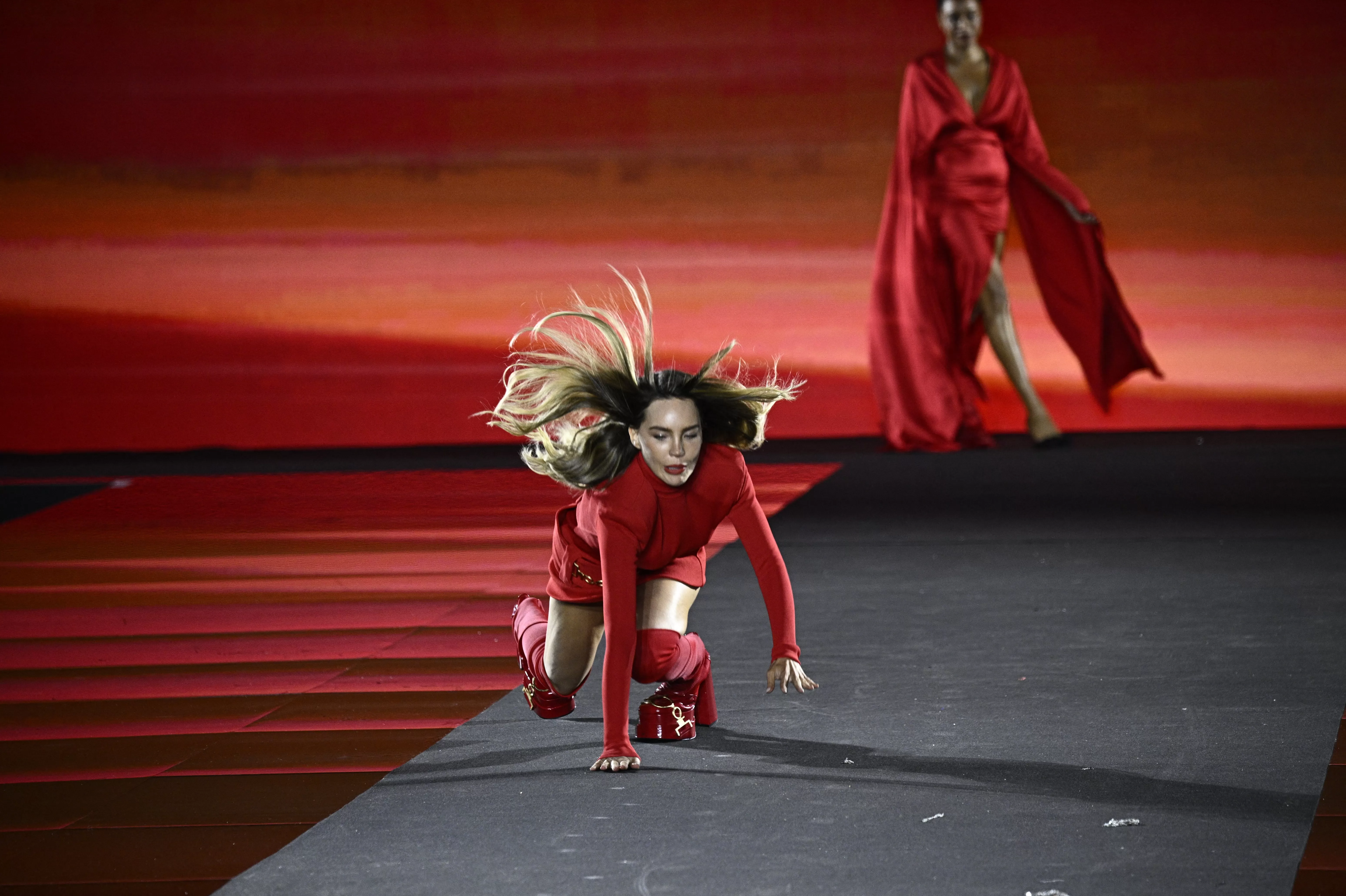 Belinda sufrió fuerte caída en pasarela en París. Fuente: AFP