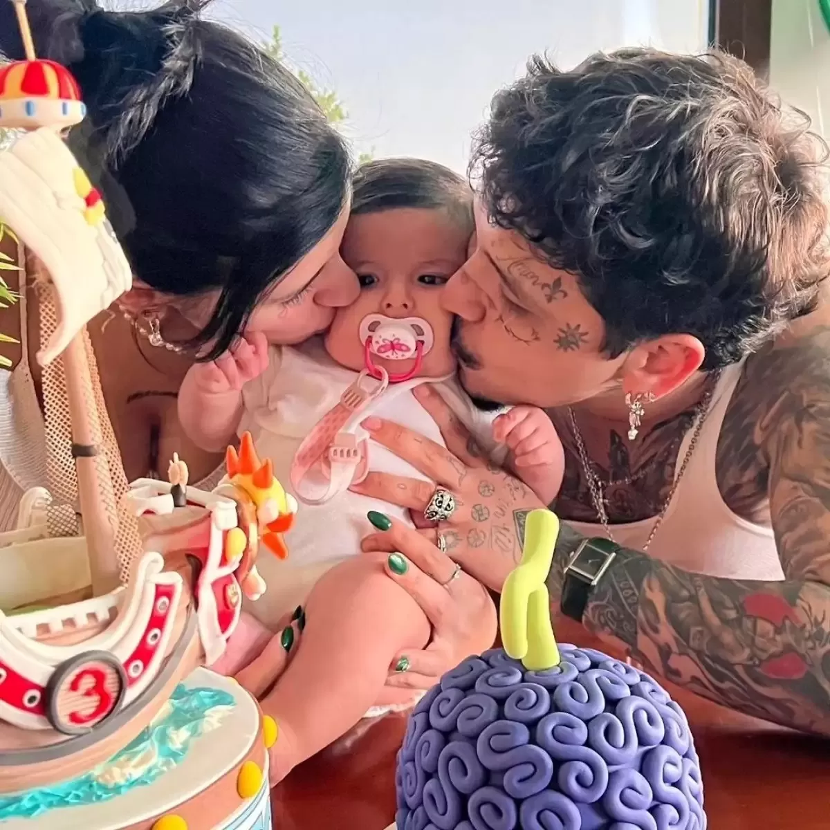 Christian Nodal junto a Cazzu y su hija Inti. Fuente: Instagram Christian Nodal junto a Cazzu y su hija Inti. Fuente: Instagram