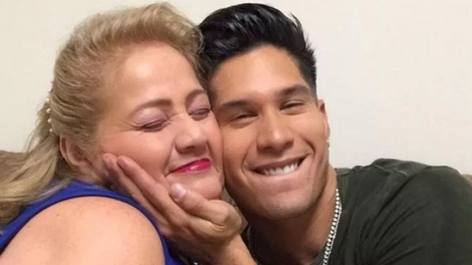 Chyno Miranda junto a su madre Alcira.