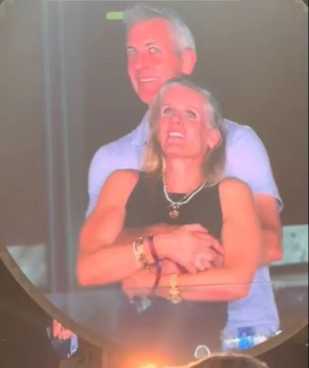 Coldplay captó un romántico momento entre una pareja sin saber la verdad / Captura