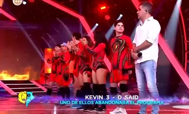 Instante en el que empiezan los aplausos a favor de Jota Benz. Foto: América TV Instante en el que empiezan los aplausos a favor de Jota Benz. Foto: América TV