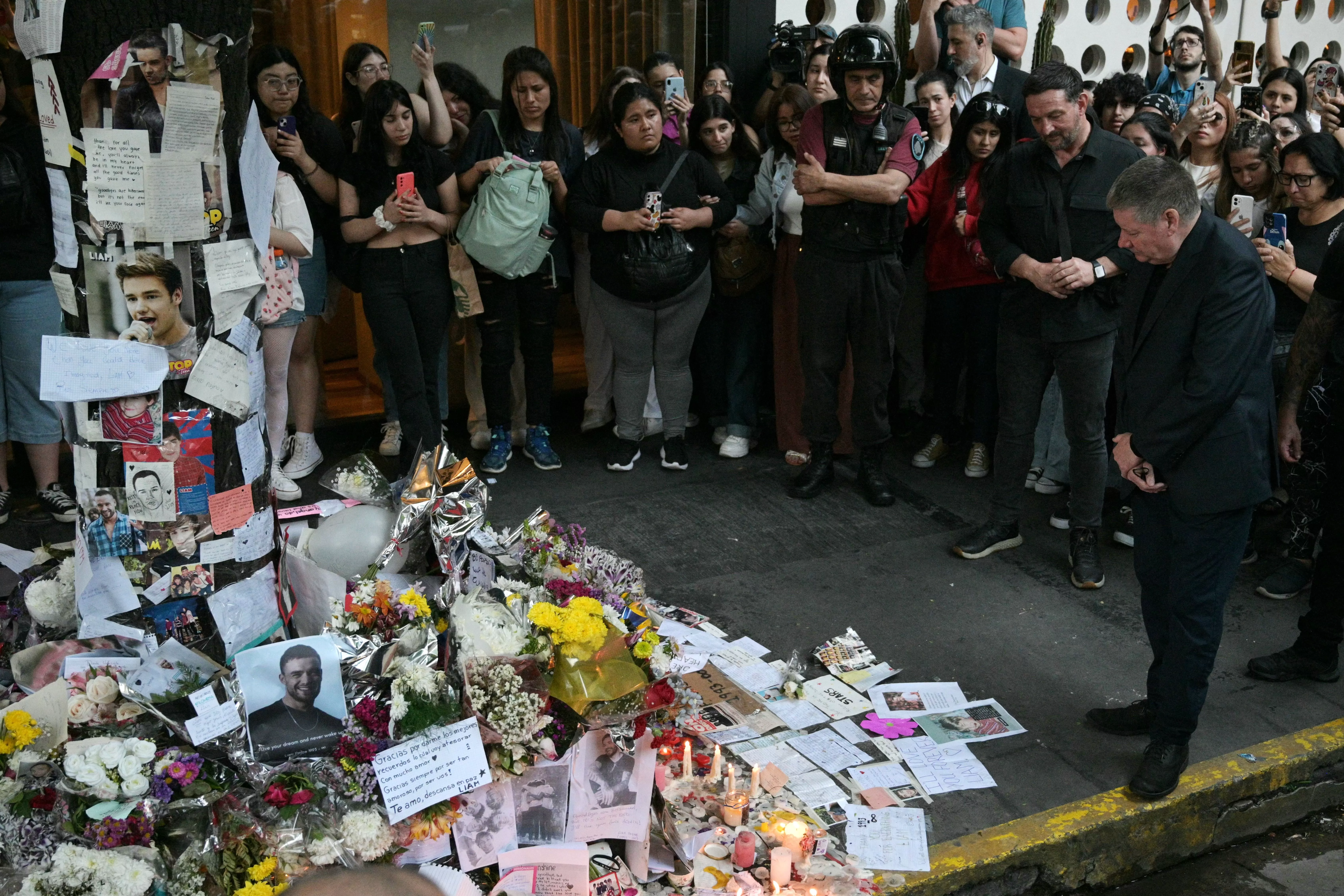 Las fanáticas de Liam Payne dejaron flores, rosas, fotos, velas y demás para honrar la memoria del cantante / AFP