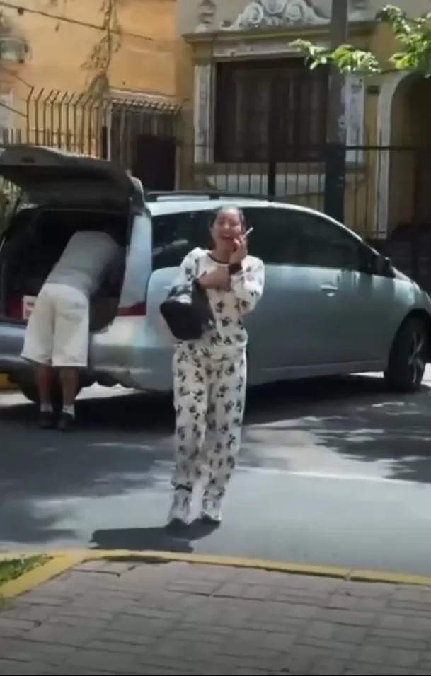 Captan a Ana Lucía Urbina "en pijama" en plena calle / Captura / IG: @analurbina