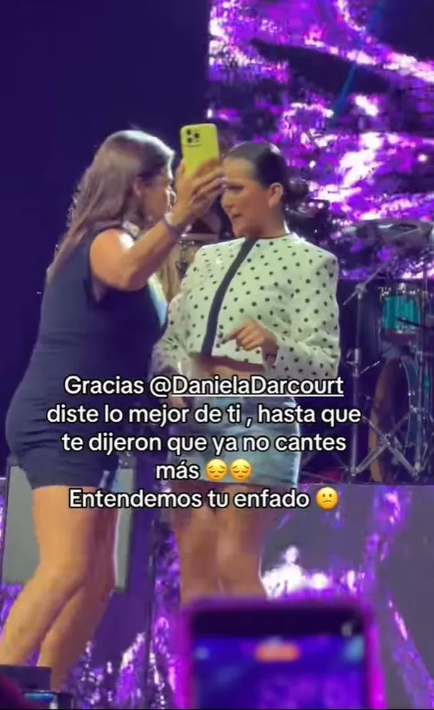 Cortan show de Daniela Darcourt en Barcelona / TikTok: cindymarisol.01 Cortan show de Daniela Darcourt en Barcelona / TikTok: cindymarisol.01