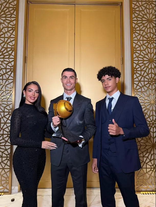 Georgina Rodríguez y Cristiano Jr. acompañaron al astro del fúbtol a una premiación en 2025 / IG: @georginagio