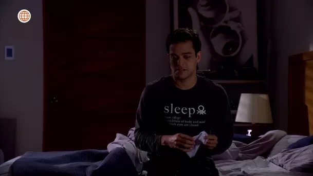 Cristóbal intentó pegar su media en la pared como Joel y falló en el intento / AméricaTV Cristóbal intentó pegar su media en la pared como Joel y falló en el intento / AméricaTV