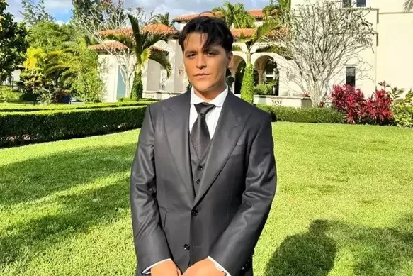 Christian Nodal estrenó look sin tatuajes en la cara y lo compararon con Johnny Depp. Fuente: Instagram