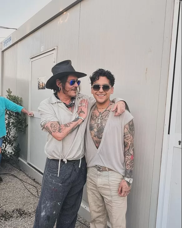 "¿Cuál es cuál?": Christian Nodal presumió encuentro con Johnny Depp tras comparaciones