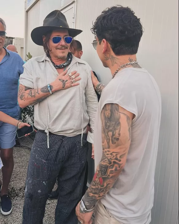 "¿Cuál es cuál?": Christian Nodal presumió encuentro con Johnny Depp tras comparaciones