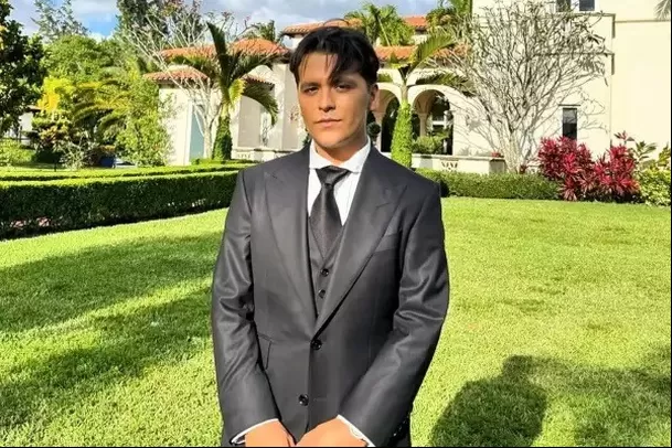 Christian Nodal estrenó look sin tatuajes en la cara y lo compararon con Johnny Depp. Fuente: Instagram