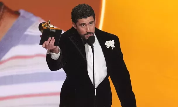 El artista cantará en el Super Bowl 2026 sin salario directo, en medio de un fuerte momento mediático tras los Grammy. (Chris Pizzello/Invision/AP)