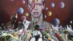 Fans de David Bowie dejan flores en su mural en Londres. Foto: EFE